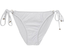 Załaduj obraz do przeglądarki galerii, Model Front: Rio De Sol Figi Bikini Bottom Cloque Branco New Comfort
