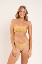 Załaduj obraz do przeglądarki galerii, Model Front: Rio De Sol Figi Bikini Bottom Fluity-Dourado Essential
