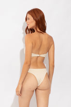 Załaduj obraz do przeglądarki galerii, Model Back: Rio De Sol Figi Bikini Bottom Solar-Off Essential
