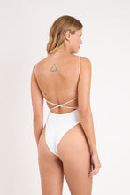 Załaduj obraz do przeglądarki galerii, Model Back: Rio De Sol Kostium Jednoczęściowy Sand-White Adele
