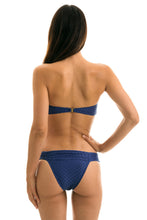 Załaduj obraz do przeglądarki galerii, Model Back: Rio De Sol Figi Bikini Bottom Kiwanda Denim Band Comfort
