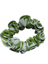 Załaduj obraz do przeglądarki galerii, Product Front: Rio De Sol Akcesoria Do Włosów Palms Scrunchie
