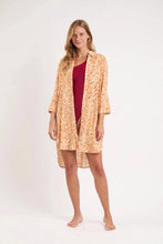 Załaduj obraz do przeglądarki galerii, Model Front: Rio De Sol Narzutka Plażowa Sahari Chemise Gabriele
