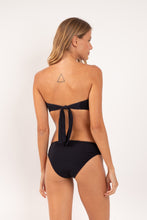 Załaduj obraz do przeglądarki galerii, Model Back: Rio De Sol Figi Bikini Bottom Malibu-Black Essential-Comfy
