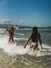 Załaduj obraz do przeglądarki galerii, Image 07: Wednesday In Hawaii By Rio De Sol Top Bikini Top Valley Kauai
