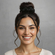 Załaduj obraz do przeglądarki galerii, Model Front: Rio De Sol Akcesoria Do Włosów Nero Scrunchie
