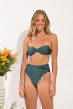 Załaduj obraz do przeglądarki galerii, Model Front: Rio De Sol Zestaw Bikini Set Palace Twist Belted-High-Waist
