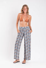 Załaduj obraz do przeglądarki galerii, Model Front: Rio De Sol Spodnie Plażowe Ikat Wide Pants

