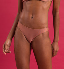 Załaduj obraz do przeglądarki galerii, Image 09: Rio De Sol Figi Bikini Bottom Shimmer-Copper Essential
