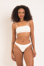 Załaduj obraz do przeglądarki galerii, Model Front: Rio De Sol Figi Bikini Bottom Off-White Nice-Fio
