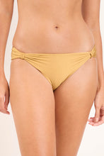Załaduj obraz do przeglądarki galerii, Gallery: Rio De Sol Figi Bikini Bottom Fluity-Dourado Mel-Comfy
