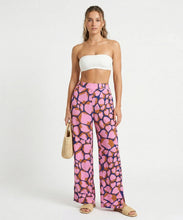 Załaduj obraz do przeglądarki galerii, Model Front: Rio De Sol Spodnie Plażowe Amore-Pink Wide Pants
