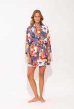 Załaduj obraz do przeglądarki galerii, Model Front: Rio De Sol Narzutka Plażowa Garden-Flower Kimono
