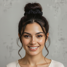 Załaduj obraz do przeglądarki galerii, Model Front: Rio De Sol Akcesoria Do Włosów Icon-Nero Scrunchie
