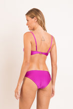 Załaduj obraz do przeglądarki galerii, Model Back: Rio De Sol Figi Bikini Bottom Shimmer-Gaia Essential-Comfy
