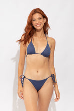 Załaduj obraz do przeglądarki galerii, Model Front: Rio De Sol Figi Bikini Bottom Carmel-Blue Cheeky-Micro
