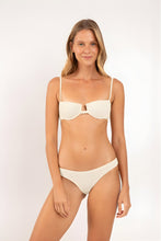 Załaduj obraz do przeglądarki galerii, Model Front: Rio De Sol Figi Bikini Bottom Brisa-Offwhite Essential
