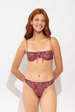 Załaduj obraz do przeglądarki galerii, Model Front: Rio De Sol Top Bikini Top Coral-Feline Balconet-Tie
