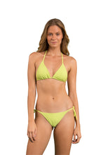 Załaduj obraz do przeglądarki galerii, Model Front: Rio De Sol Top Bikini Top Bora-Citrus Tri-Inv
