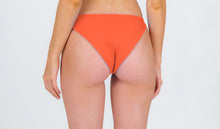 Załaduj obraz do przeglądarki galerii, Model Back: Rio De Sol Figi Bikini Bottom Light-Peach Essential-Comfy
