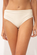 Załaduj obraz do przeglądarki galerii, Gallery: Rio De Sol Figi Bikini Bottom Malibu-Natural Amy
