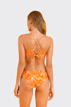Załaduj obraz do przeglądarki galerii, Model Back: Rio De Sol Figi Bikini Bottom Trail-Orange Essential-Comfy
