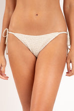 Załaduj obraz do przeglądarki galerii, Gallery: Rio De Sol Figi Bikini Bottom Brisa-Offwhite Lacinho
