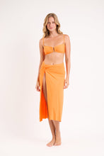 Załaduj obraz do przeglądarki galerii, Model Front: Rio De Sol Spódnica Plażowa Bio-Laranjada Long Skirt Knot
