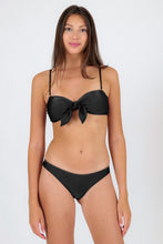 Załaduj obraz do przeglądarki galerii, Model Front: Rio De Sol Figi Bikini Bottom Shimmer-Black Essential
