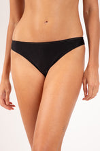 Załaduj obraz do przeglądarki galerii, Gallery: Rio De Sol Figi Bikini Bottom Shimmer-Black Essential-Comfy
