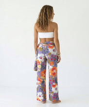 Załaduj obraz do przeglądarki galerii, Model Back: Rio De Sol Spodnie Plażowe Garden-Flower Pants Knot
