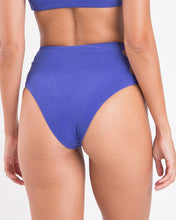 Załaduj obraz do przeglądarki galerii, Image 05: Rio De Sol Figi Bikini Bottom Malibu-Indigo Highwaist-Spin
