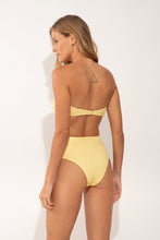 Załaduj obraz do przeglądarki galerii, Model Back: Rio De Sol Figi Bikini Bottom Drift-Butterglow Hotpants
