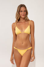 Załaduj obraz do przeglądarki galerii, Model Front: Wednesday In Hawaii By Rio De Sol Figi Bikini Bottom Lilikoi Waimea

