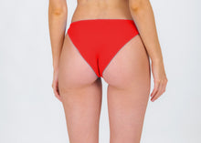 Załaduj obraz do przeglądarki galerii, Model Back: Rio De Sol Figi Bikini Bottom Rouge Essential-Comfy

