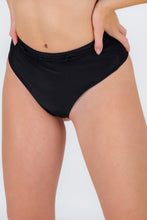 Załaduj obraz do przeglądarki galerii, Bottom Shimmer-Black Hotpants
