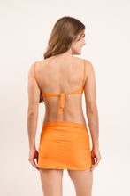 Załaduj obraz do przeglądarki galerii, Model Back: Rio De Sol Spódnica Plażowa Bio-Laranjada Skirt Knot
