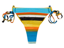 Załaduj obraz do przeglądarki galerii, Product Front: Rio De Sol Figi Bikini Bottom Artsy Fio-Tie
