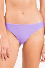 Załaduj obraz do przeglądarki galerii, Gallery: Rio De Sol Figi Bikini Bottom Bora-Lavanda Essential-Comfy
