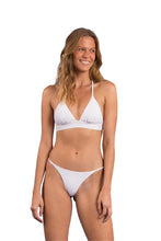 Załaduj obraz do przeglądarki galerii, Model Front: Rio De Sol Figi Bikini Bottom Bora-White Cheeky-Fixa
