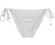 Załaduj obraz do przeglądarki galerii, Model Front: Rio De Sol Figi Bikini Bottom Cloque Branco New Comfort
