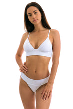 Załaduj obraz do przeglądarki galerii, Model Front: Rio De Sol Figi Bikini Bottom Cloque Branco Tri Cos
