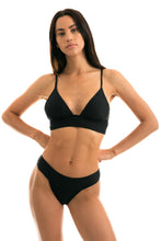Załaduj obraz do przeglądarki galerii, Model Front: Rio De Sol Figi Bikini Bottom Cloque Preto Tri Cos
