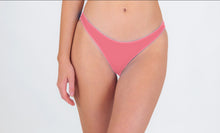 Załaduj obraz do przeglądarki galerii, Model Front: Rio De Sol Figi Bikini Bottom Confetti Essential-Comfy
