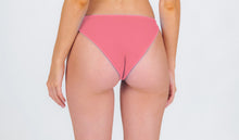 Załaduj obraz do przeglądarki galerii, Model Back: Rio De Sol Figi Bikini Bottom Confetti Essential-Comfy
