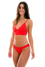 Załaduj obraz do przeglądarki galerii, Model Front: Rio De Sol Figi Bikini Bottom Cotele-Tomate Comfy

