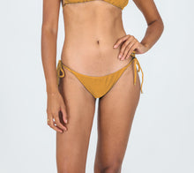 Załaduj obraz do przeglądarki galerii, Model Front: Rio De Sol Figi Bikini Bottom Damasco Ibiza-Comfy
