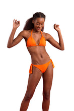 Załaduj obraz do przeglądarki galerii, Model Front: Rio De Sol Figi Bikini Bottom Dots-Orange Italy
