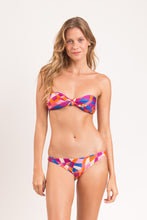 Załaduj obraz do przeglądarki galerii, Model Front: Rio De Sol Figi Bikini Bottom Funny Essential-Comfy
