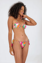 Załaduj obraz do przeglądarki galerii, Model Front: Rio De Sol Figi Bikini Bottom Green-Bloom Frufru-Fio
